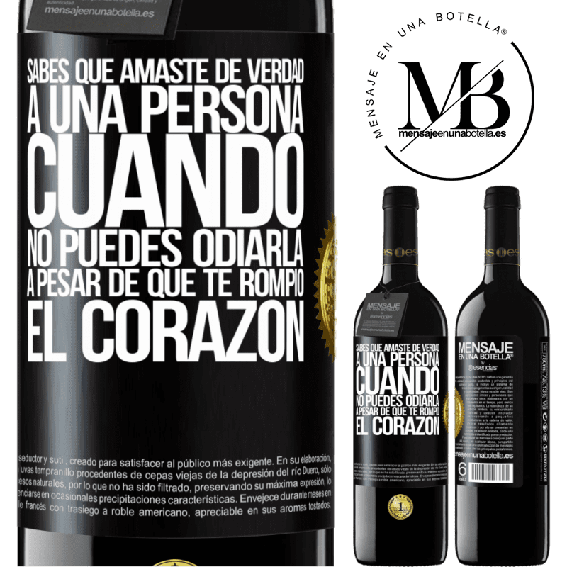 39,95 € Envío gratis | Vino Tinto Edición RED MBE Reserva Sabes que amaste de verdad a una persona cuando no puedes odiarla a pesar de que te rompió el corazón Etiqueta Negra. Etiqueta personalizable Reserva 12 Meses Cosecha 2015 Tempranillo