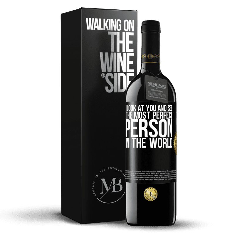 24,95 € Free Shipping | Red Wine RED Edition Crianza 6 Months I look at you and see the most perfect person in the world Black Label. Customizable label Aging in oak barrels 6 Months Harvest 2019 Tempranillo