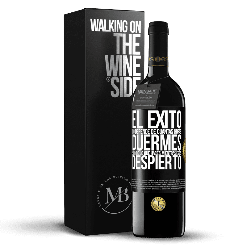 39,95 € Envío gratis | Vino Tinto Edición RED MBE Reserva El éxito no depende de cuantas horas duermes, sino de lo que haces mientras estás despierto Etiqueta Negra. Etiqueta personalizable Reserva 12 Meses Cosecha 2015 Tempranillo