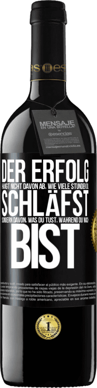 39,95 € Kostenloser Versand | Rotwein RED Ausgabe MBE Reserve Der Erfolg hängt nicht davon ab, wie viele Stunden du schläfst, sondern davon, was du tust, während du wach bist Schwarzes Etikett. Anpassbares Etikett Reserve 12 Monate Ernte 2016 Tempranillo