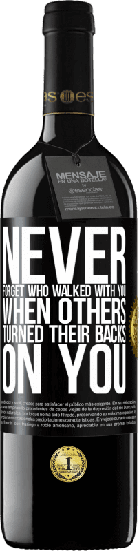 24,95 € Free Shipping | Red Wine RED Edition Crianza 6 Months Never forget who walked with you when others turned their backs on you Black Label. Customizable label Aging in oak barrels 6 Months Harvest 2019 Tempranillo