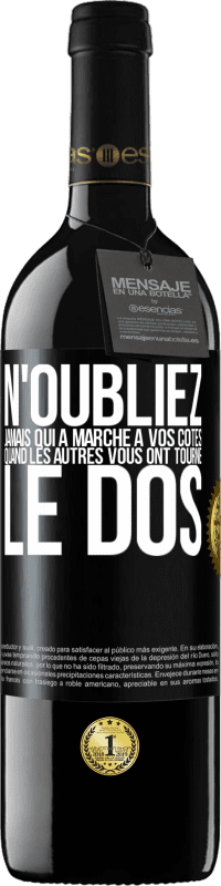 39,95 € | Vin rouge Édition RED MBE Réserve N'oubliez jamais qui a marché à vos côtés quand les autres vous ont tourné le dos Étiquette Noire. Étiquette personnalisable Réserve 12 Mois Récolte 2015 Tempranillo