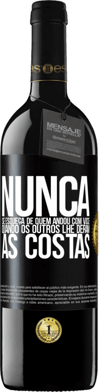 39,95 € | Vinho tinto Edição RED MBE Reserva Nunca se esqueça de quem andou com você quando os outros lhe deram as costas Etiqueta Preta. Etiqueta personalizável Reserva 12 Meses Colheita 2015 Tempranillo