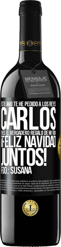 39,95 € Envío gratis | Vino Tinto Edición RED MBE Reserva Este año te he pedido a los reyes. Carlos, eres el verdadero regalo de mi vida. Feliz navidad juntos. Fdo.: Susana Etiqueta Negra. Etiqueta personalizable Reserva 12 Meses Cosecha 2015 Tempranillo