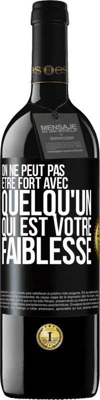 39,95 € Envoi gratuit | Vin rouge Édition RED MBE Réserve On ne peut pas être fort avec quelqu'un qui est votre faiblesse Étiquette Noire. Étiquette personnalisable Réserve 12 Mois Récolte 2016 Tempranillo