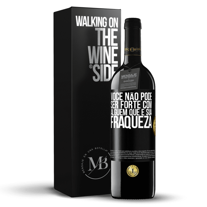 39,95 € Envio grátis | Vinho tinto Edição RED MBE Reserva Você não pode ser forte com alguém que é sua fraqueza Etiqueta Preta. Etiqueta personalizável Reserva 12 Meses Colheita 2016 Tempranillo