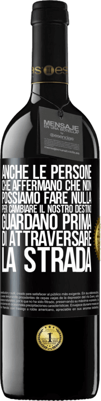 39,95 € | Vino rosso Edizione RED MBE Riserva Anche le persone che affermano che non possiamo fare nulla per cambiare il nostro destino, guardano prima di attraversare la Etichetta Nera. Etichetta personalizzabile Riserva 12 Mesi Raccogliere 2014 Tempranillo