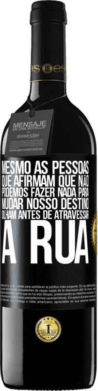 39,95 € | Vinho tinto Edição RED MBE Reserva Mesmo as pessoas que afirmam que não podemos fazer nada para mudar nosso destino, olham antes de atravessar a rua Etiqueta Preta. Etiqueta personalizável Reserva 12 Meses Colheita 2016 Tempranillo