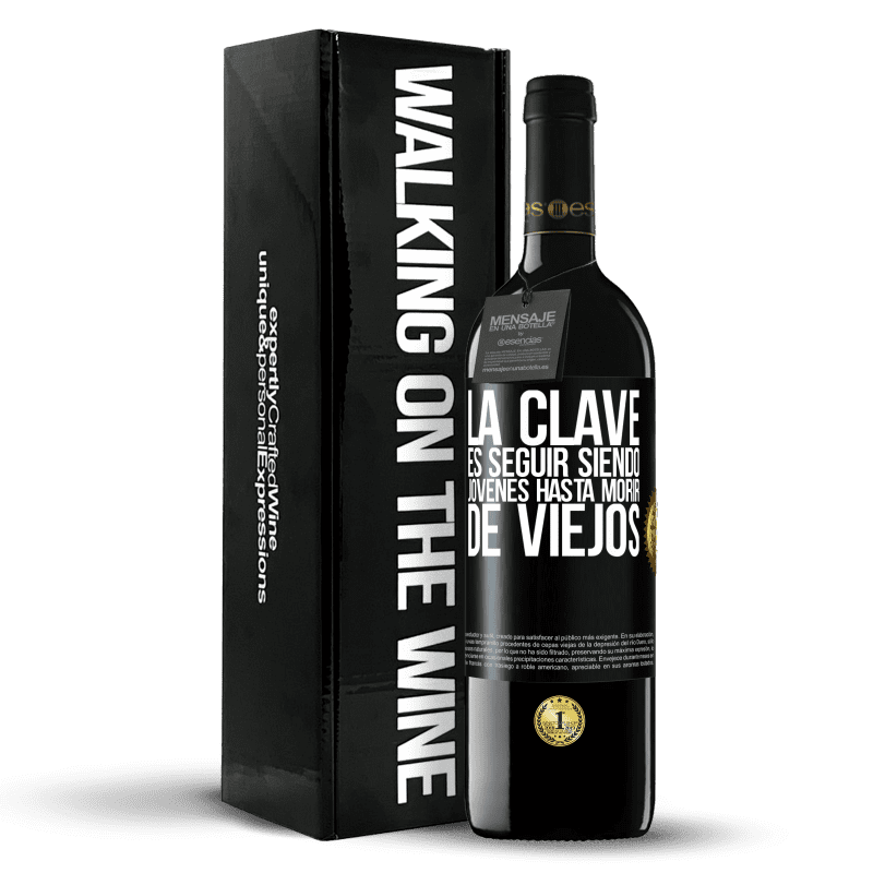 39,95 € Envío gratis | Vino Tinto Edición RED MBE Reserva La clave es seguir siendo jóvenes hasta morir de viejos Etiqueta Negra. Etiqueta personalizable Reserva 12 Meses Cosecha 2015 Tempranillo