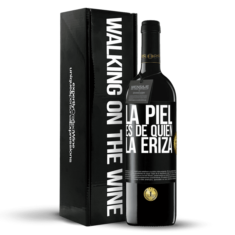 39,95 € Envío gratis | Vino Tinto Edición RED MBE Reserva La piel es de quien la eriza Etiqueta Negra. Etiqueta personalizable Reserva 12 Meses Cosecha 2016 Tempranillo