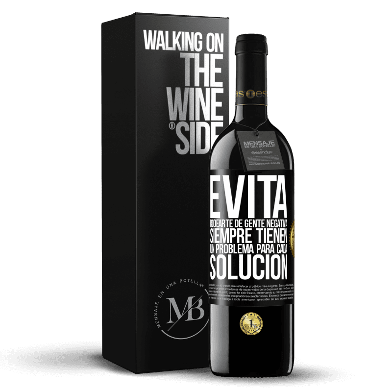 39,95 € Envío gratis | Vino Tinto Edición RED MBE Reserva Evita rodearte de gente negativa. Siempre tienen un problema para cada solución Etiqueta Negra. Etiqueta personalizable Reserva 12 Meses Cosecha 2015 Tempranillo