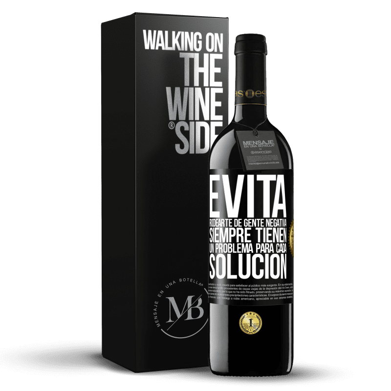 39,95 € Envío gratis | Vino Tinto Edición RED MBE Reserva Evita rodearte de gente negativa. Siempre tienen un problema para cada solución Etiqueta Negra. Etiqueta personalizable Reserva 12 Meses Cosecha 2016 Tempranillo