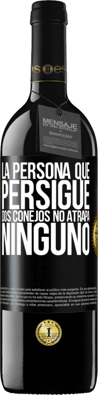 39,95 € | Vino Tinto Edición RED MBE Reserva La persona que persigue dos conejos no atrapa ninguno Etiqueta Negra. Etiqueta personalizable Reserva 12 Meses Cosecha 2015 Tempranillo