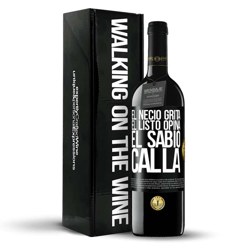39,95 € Envío gratis | Vino Tinto Edición RED MBE Reserva El necio grita, el listo opina, el sabio calla Etiqueta Negra. Etiqueta personalizable Reserva 12 Meses Cosecha 2016 Tempranillo