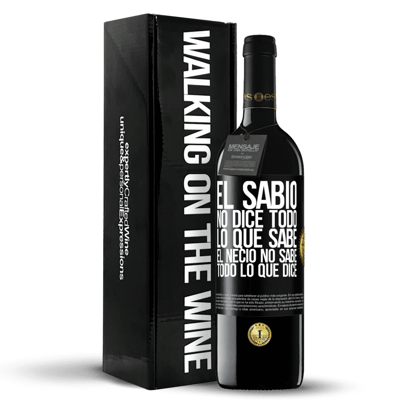 39,95 € Envío gratis | Vino Tinto Edición RED MBE Reserva El sabio no dice todo lo que sabe, el necio no sabe todo lo que dice Etiqueta Negra. Etiqueta personalizable Reserva 12 Meses Cosecha 2016 Tempranillo