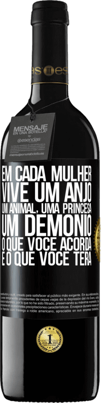 39,95 € | Vinho tinto Edição RED MBE Reserva Em cada mulher vive um anjo, um animal, uma princesa, um demônio. O que você acorda é o que você terá Etiqueta Preta. Etiqueta personalizável Reserva 12 Meses Colheita 2016 Tempranillo