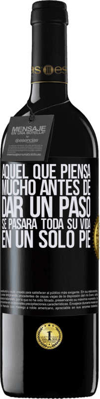 39,95 € Envío gratis | Vino Tinto Edición RED MBE Reserva Aquel que piensa mucho antes de dar un paso, se pasará toda su vida en un solo pie Etiqueta Negra. Etiqueta personalizable Reserva 12 Meses Cosecha 2015 Tempranillo