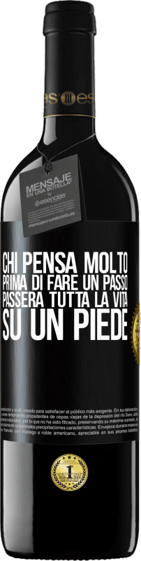 39,95 € | Vino rosso Edizione RED MBE Riserva Chi pensa molto prima di fare un passo, passerà tutta la vita su un piede Etichetta Nera. Etichetta personalizzabile Riserva 12 Mesi Raccogliere 2015 Tempranillo