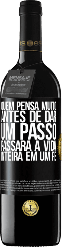 39,95 € Envio grátis | Vinho tinto Edição RED MBE Reserva Quem pensa muito antes de dar um passo, passará a vida inteira em um pé Etiqueta Preta. Etiqueta personalizável Reserva 12 Meses Colheita 2015 Tempranillo