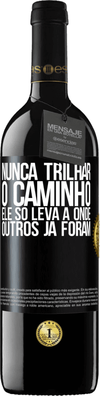 39,95 € | Vinho tinto Edição RED MBE Reserva Nunca trilhar o caminho, ele só leva a onde outros já foram Etiqueta Preta. Etiqueta personalizável Reserva 12 Meses Colheita 2015 Tempranillo