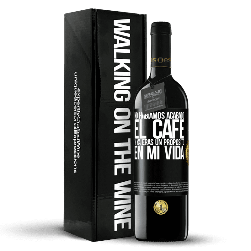 39,95 € Envío gratis | Vino Tinto Edición RED MBE Reserva No habíamos acabado el café y ya eras un propósito en mi vida Etiqueta Negra. Etiqueta personalizable Reserva 12 Meses Cosecha 2016 Tempranillo