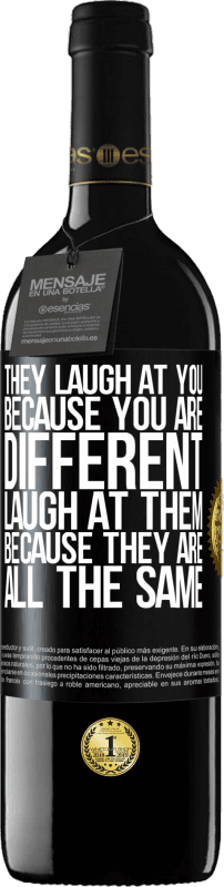 39,95 € | Красное вино Издание RED MBE Бронировать Они смеются над тобой, потому что ты другой. Смейся над ними, потому что они все одинаковы Черная метка. Настраиваемая этикетка Бронировать 12 Месяцы Урожай 2016 Tempranillo