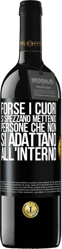 Spedizione Gratuita | Vino rosso Edizione RED MBE Riserva Forse i cuori si spezzano mettendo persone che non si adattano all'interno Etichetta Nera. Etichetta personalizzabile Riserva 12 Mesi Raccogliere 2014 Tempranillo