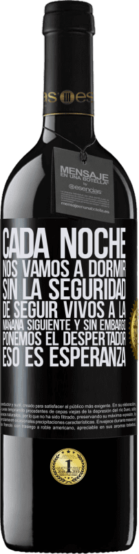 39,95 € | Vino Tinto Edición RED MBE Reserva Cada noche nos vamos a dormir sin la seguridad de seguir vivos a la mañana siguiente y, sin embargo, ponemos el despertador Etiqueta Negra. Etiqueta personalizable Reserva 12 Meses Cosecha 2016 Tempranillo