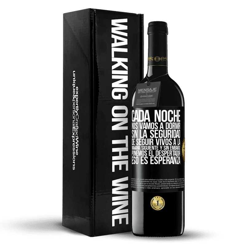 39,95 € Envío gratis | Vino Tinto Edición RED MBE Reserva Cada noche nos vamos a dormir sin la seguridad de seguir vivos a la mañana siguiente y, sin embargo, ponemos el despertador Etiqueta Negra. Etiqueta personalizable Reserva 12 Meses Cosecha 2015 Tempranillo