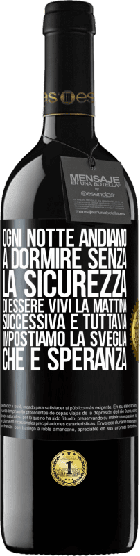 39,95 € | Vino rosso Edizione RED MBE Riserva Ogni notte andiamo a dormire senza la sicurezza di essere vivi la mattina successiva e tuttavia impostiamo la sveglia. CHE È Etichetta Nera. Etichetta personalizzabile Riserva 12 Mesi Raccogliere 2015 Tempranillo