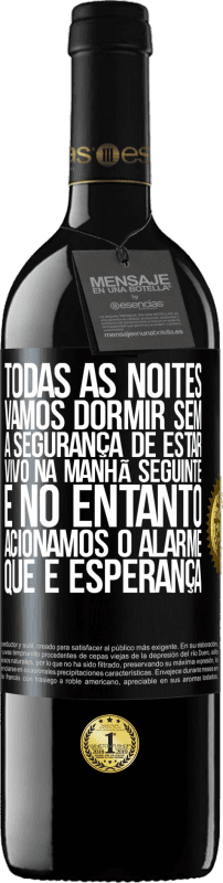 39,95 € | Vinho tinto Edição RED MBE Reserva Todas as noites vamos dormir sem a segurança de estar vivo na manhã seguinte e, no entanto, acionamos o alarme. QUE É Etiqueta Preta. Etiqueta personalizável Reserva 12 Meses Colheita 2015 Tempranillo