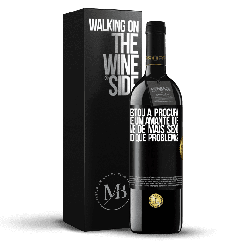 39,95 € Envio grátis | Vinho tinto Edição RED MBE Reserva Estou à procura de um amante que me dê mais sexo do que problemas Etiqueta Preta. Etiqueta personalizável Reserva 12 Meses Colheita 2015 Tempranillo