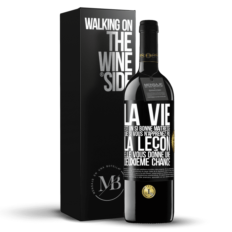 39,95 € Envoi gratuit | Vin rouge Édition RED MBE Réserve La vie est un si bonne maîtresse que si vous n'apprenez pas la leçon, elle vous donne une deuxième chance Étiquette Noire. Étiquette personnalisable Réserve 12 Mois Récolte 2015 Tempranillo