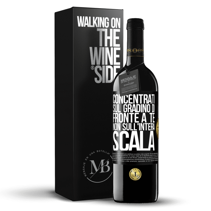 39,95 € Spedizione Gratuita | Vino rosso Edizione RED MBE Riserva Concentrati sul gradino di fronte a te, non sull'intera scala Etichetta Nera. Etichetta personalizzabile Riserva 12 Mesi Raccogliere 2015 Tempranillo