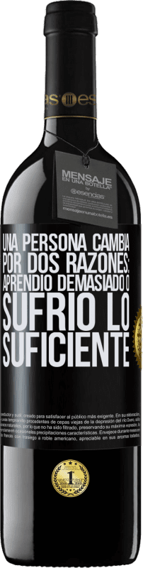 39,95 € | Vino Tinto Edición RED MBE Reserva Una persona cambia por dos razones: aprendió demasiado o sufrió lo suficiente Etiqueta Negra. Etiqueta personalizable Reserva 12 Meses Cosecha 2014 Tempranillo