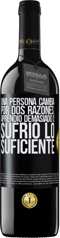 39,95 € | Vino Tinto Edición RED MBE Reserva Una persona cambia por dos razones: aprendió demasiado o sufrió lo suficiente Etiqueta Negra. Etiqueta personalizable Reserva 12 Meses Cosecha 2016 Tempranillo