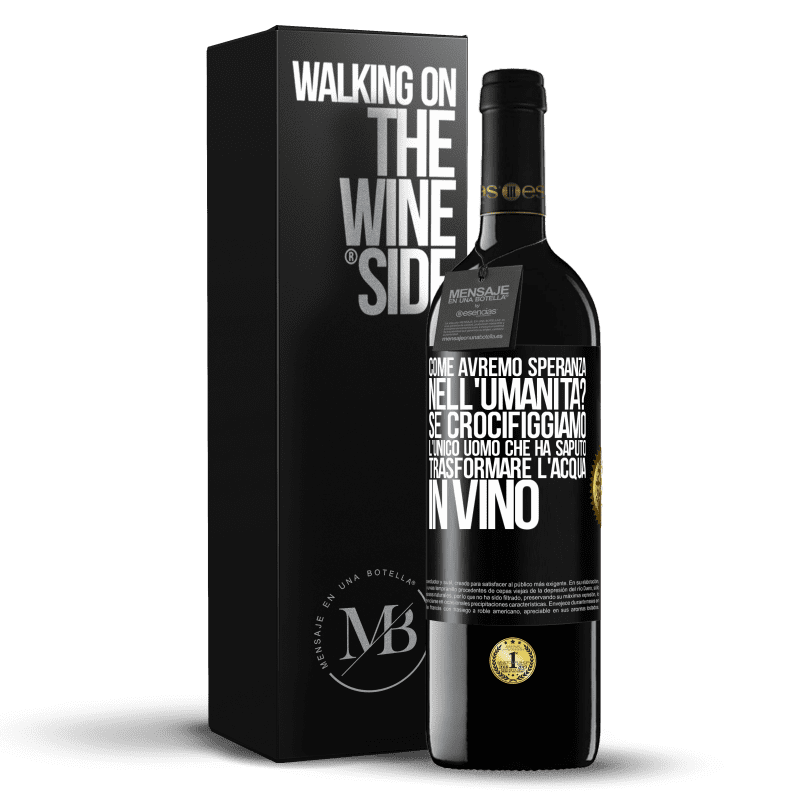 39,95 € Spedizione Gratuita | Vino rosso Edizione RED MBE Riserva come avremo speranza nell'umanità? Se crocifiggiamo l'unico uomo che ha saputo trasformare l'acqua in vino Etichetta Nera. Etichetta personalizzabile Riserva 12 Mesi Raccogliere 2015 Tempranillo