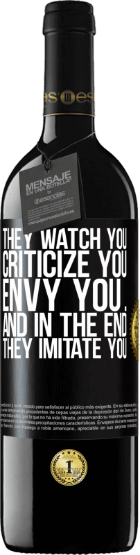 «Они следят за тобой, критикуют тебя, завидуют тебе ... и, в конце концов, они подражают тебе» Издание RED MBE Бронировать