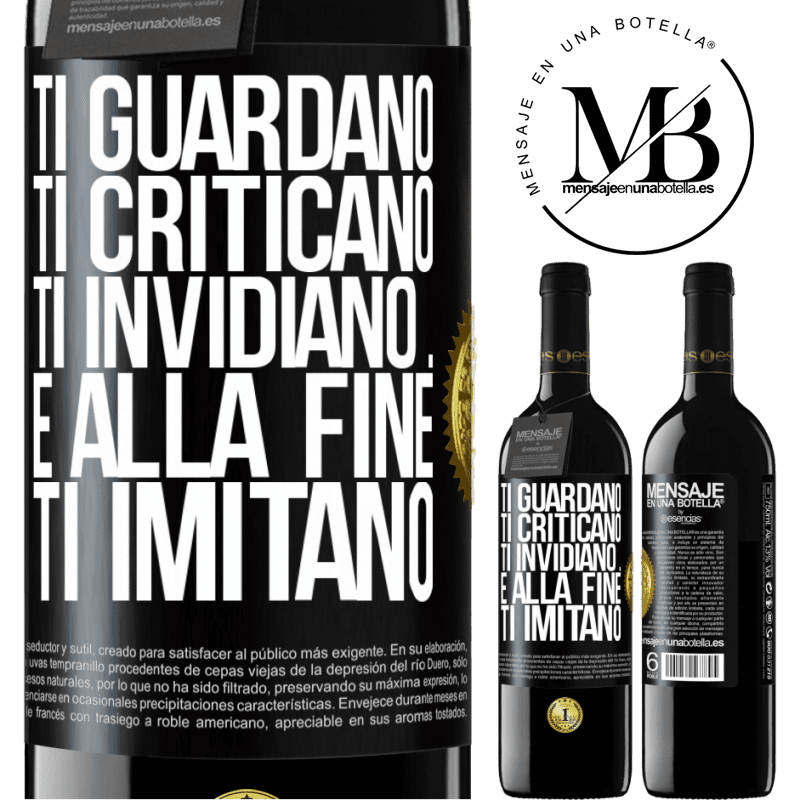 39,95 € Spedizione Gratuita | Vino rosso Edizione RED MBE Riserva Ti guardano, ti criticano, ti invidiano ... e alla fine ti imitano Etichetta Nera. Etichetta personalizzabile Riserva 12 Mesi Raccogliere 2016 Tempranillo