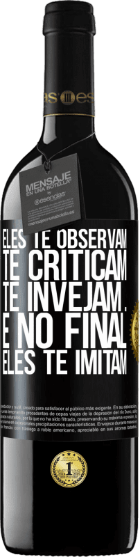 39,95 € Envio grátis | Vinho tinto Edição RED MBE Reserva Eles te observam, te criticam, te invejam ... e no final, eles te imitam Etiqueta Preta. Etiqueta personalizável Reserva 12 Meses Colheita 2016 Tempranillo