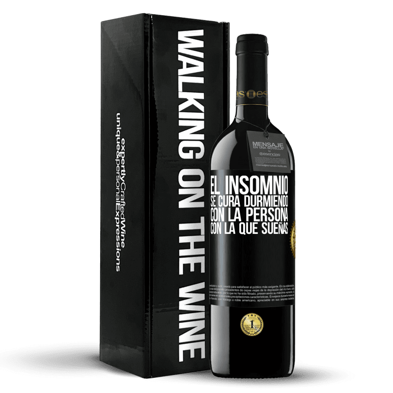 39,95 € Envío gratis | Vino Tinto Edición RED MBE Reserva El insomnio se cura durmiendo con la persona con la que sueñas Etiqueta Negra. Etiqueta personalizable Reserva 12 Meses Cosecha 2015 Tempranillo