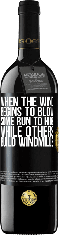 39,95 € | 赤ワイン REDエディション MBE 予約する 風が吹くと、隠れようとする人もいれば、風車を作る人もいます ブラックラベル. カスタマイズ可能なラベル 予約する 12 月 収穫 2014 Tempranillo