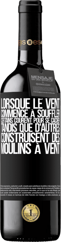 39,95 € | Vin rouge Édition RED MBE Réserve Lorsque le vent commence à souffler, certains courent pour se cacher, tandis que d'autres construisent des moulins à vent Étiquette Noire. Étiquette personnalisable Réserve 12 Mois Récolte 2015 Tempranillo