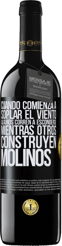 39,95 € | Vino Tinto Edición RED MBE Reserva Cuando comienza a soplar el viento, algunos corren a esconderse, mientras otros construyen molinos Etiqueta Negra. Etiqueta personalizable Reserva 12 Meses Cosecha 2015 Tempranillo