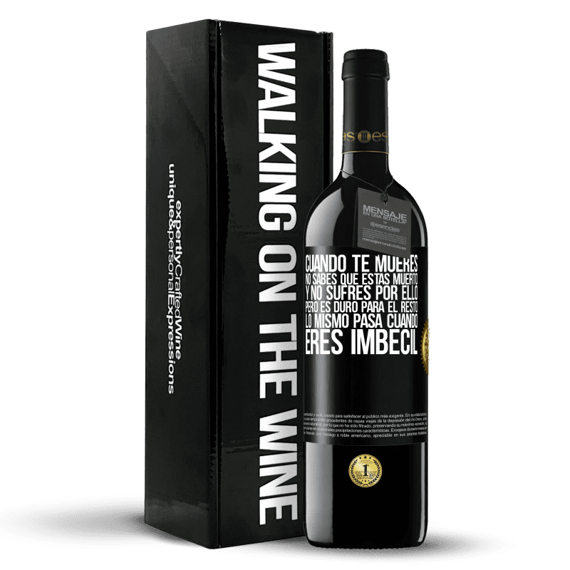 39,95 € Envío gratis | Vino Tinto Edición RED MBE Reserva Cuando te mueres, no sabes que estás muerto y no sufres por ello, pero es duro para el resto. Lo mismo pasa cuando eres Etiqueta Negra. Etiqueta personalizable Reserva 12 Meses Cosecha 2015 Tempranillo