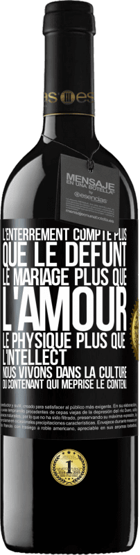 39,95 € Envoi gratuit | Vin rouge Édition RED MBE Réserve L'enterrement compte plus que le défunt, le mariage plus que l'amour, le physique plus que l'intellect. Nous vivons dans la cult Étiquette Noire. Étiquette personnalisable Réserve 12 Mois Récolte 2014 Tempranillo