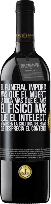39,95 € Envío gratis | Vino Tinto Edición RED MBE Reserva El funeral importa más que el muerto, la boda más que el amor, el físico más que el intelecto. Vivimos en la cultura del Etiqueta Negra. Etiqueta personalizable Reserva 12 Meses Cosecha 2016 Tempranillo