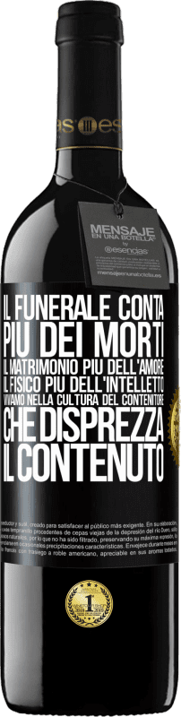 39,95 € | Vino rosso Edizione RED MBE Riserva Il funerale conta più dei morti, il matrimonio più dell'amore, il fisico più dell'intelletto. Viviamo nella cultura del Etichetta Nera. Etichetta personalizzabile Riserva 12 Mesi Raccogliere 2015 Tempranillo