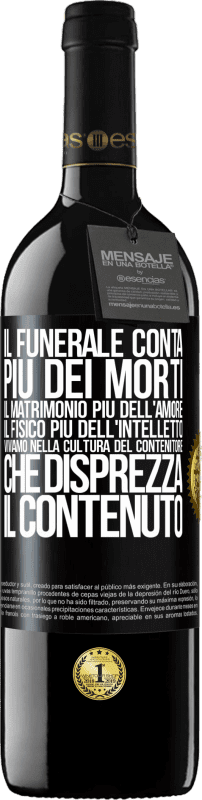 39,95 € Spedizione Gratuita | Vino rosso Edizione RED MBE Riserva Il funerale conta più dei morti, il matrimonio più dell'amore, il fisico più dell'intelletto. Viviamo nella cultura del Etichetta Nera. Etichetta personalizzabile Riserva 12 Mesi Raccogliere 2016 Tempranillo