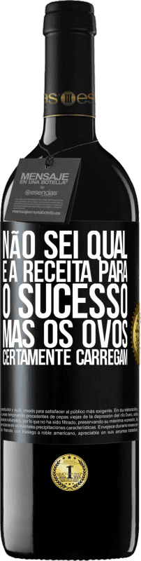 39,95 € | Vinho tinto Edição RED MBE Reserva Não sei qual é a receita para o sucesso. Mas os ovos certamente carregam Etiqueta Preta. Etiqueta personalizável Reserva 12 Meses Colheita 2016 Tempranillo